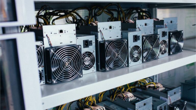 Bitcoin’s Sinking Price Pushes Hashrate Below 200 Exahash, Mining Difficulty Expected to Slide 2.8% Lower – Mining Bitcoin News