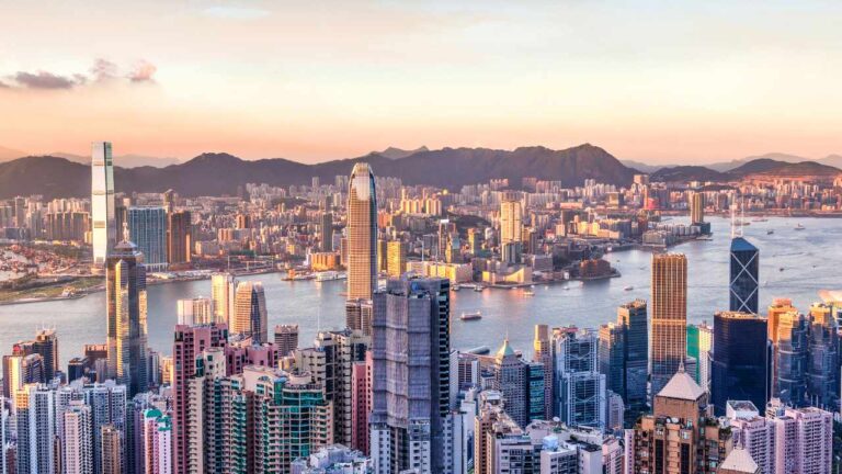 Hong Kong Mulls Letting Retail Investors Trade Crypto, Removing ‘Professional Investor-Only Requirement’ – Regulation Bitcoin News