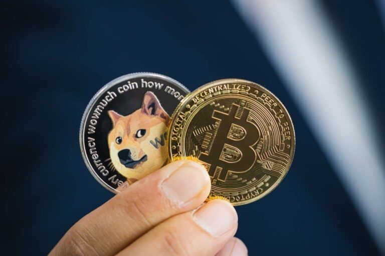 Just-In: Popular Analyst Predicts Bitcoin Crash Below $25000, Dogecoin To Rally